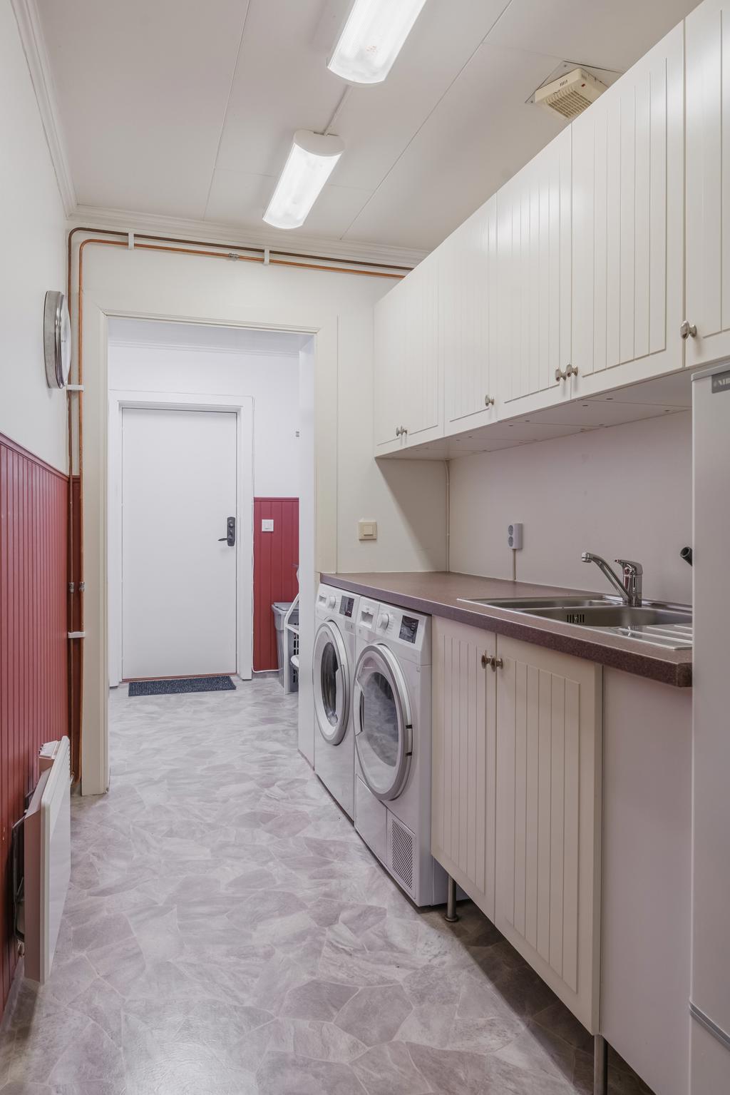 Tvättstuga och groventré mot baksidan.