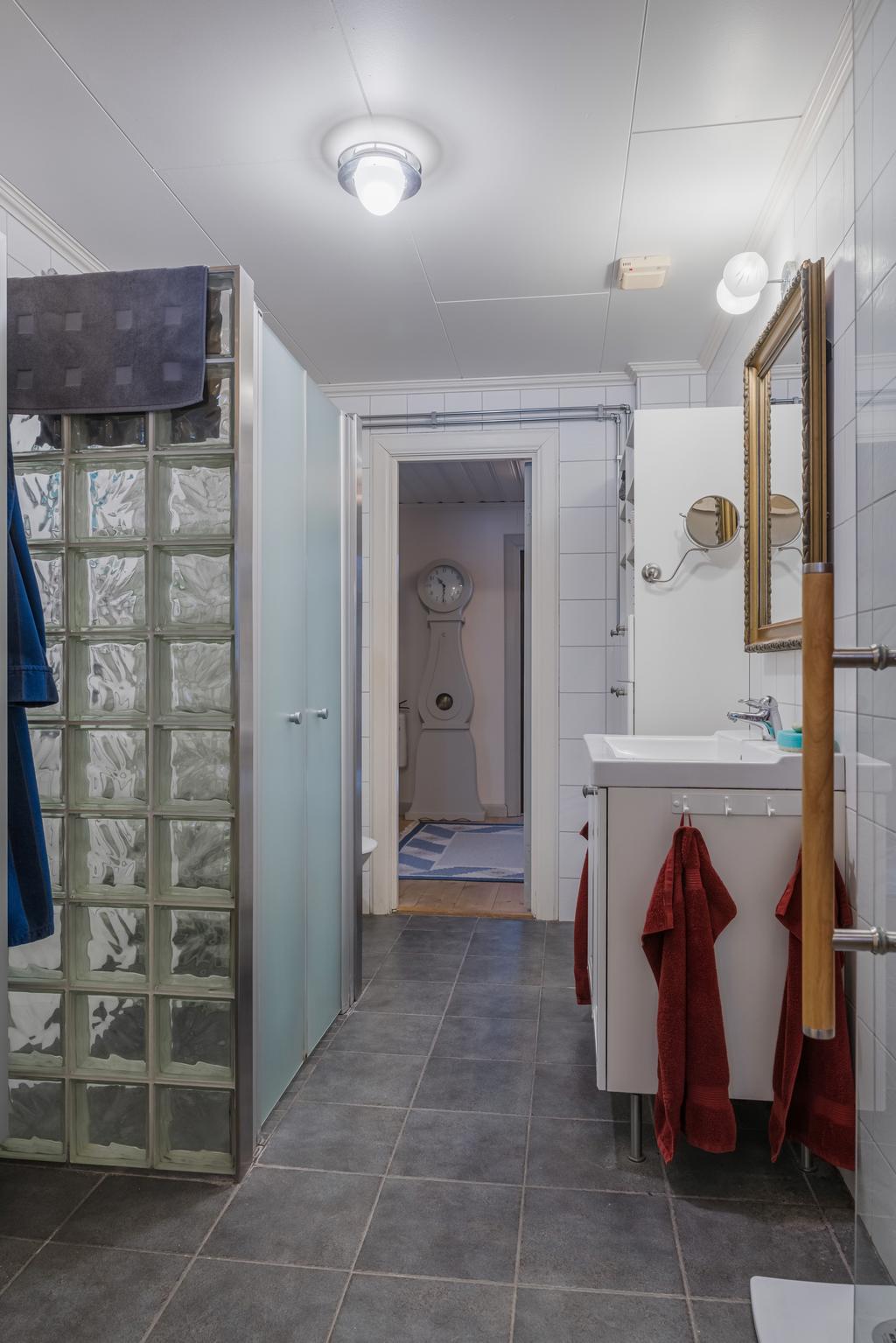 Härligt badrum med bastu.