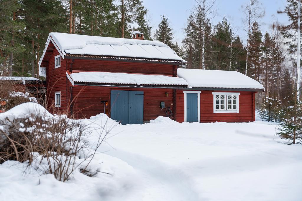 Uthuset har en uppvärmd snickarbod, förråd, stor inredd vind samt en vidbyggd gillestuga med kamin.