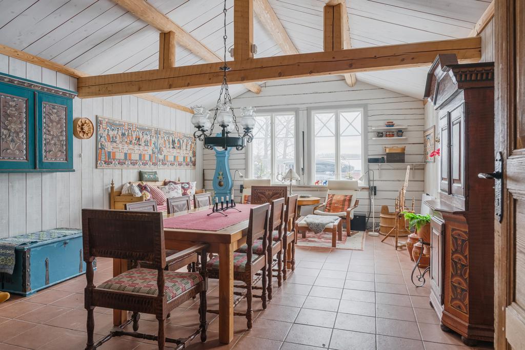 Gillestugan med kamin – perfekt för gäster, fest eller kreativ verksamhet. 