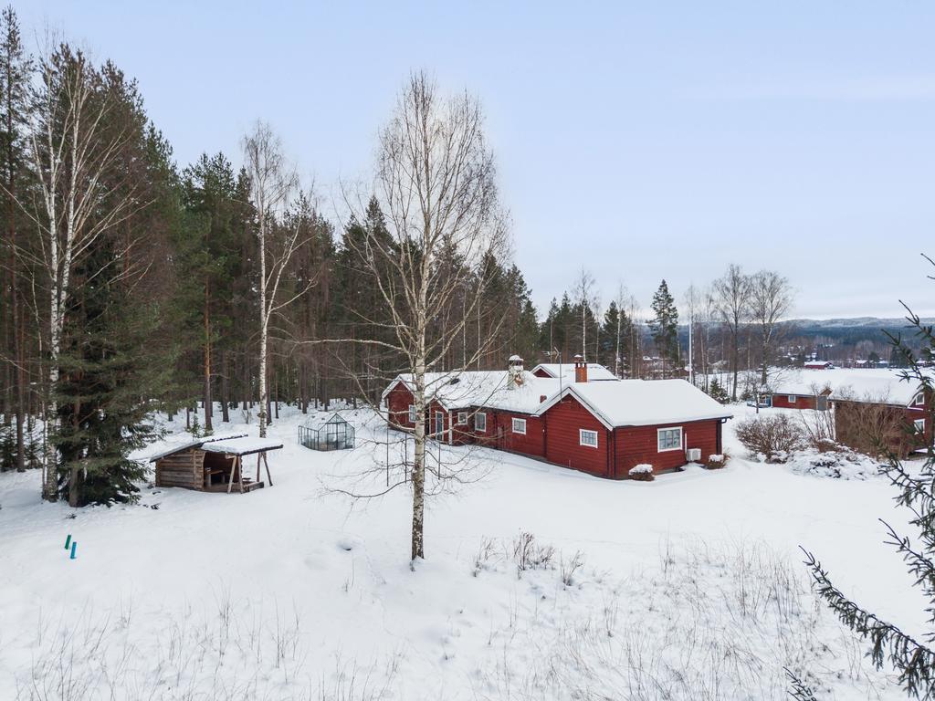  På tomten finns dessutom växthus med både el och vatten, en slogbod med grillplats och gott om sittplatser för stora sällskap.