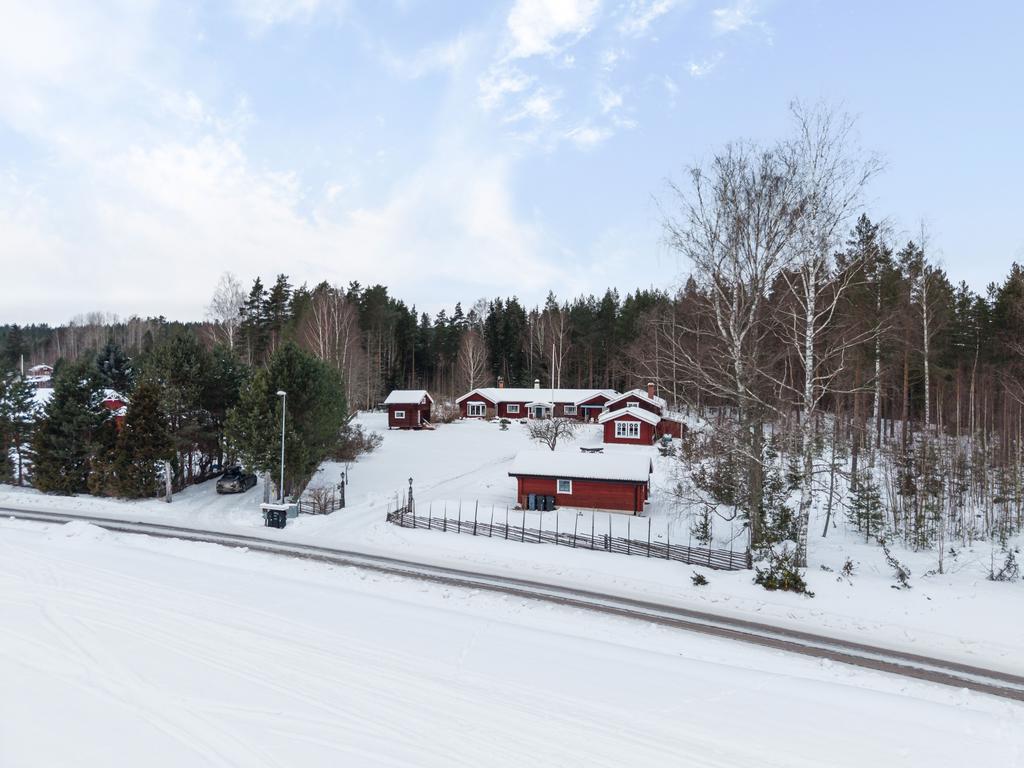 Den stora tomten omges av skog som skapar ett insynsskyddat och naturnära läge.