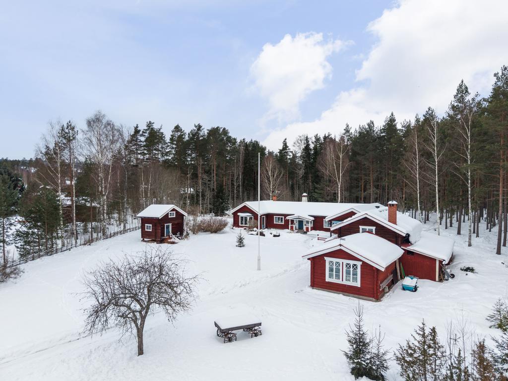 Gårdens byggnader erbjuder generösa möjligheter. 