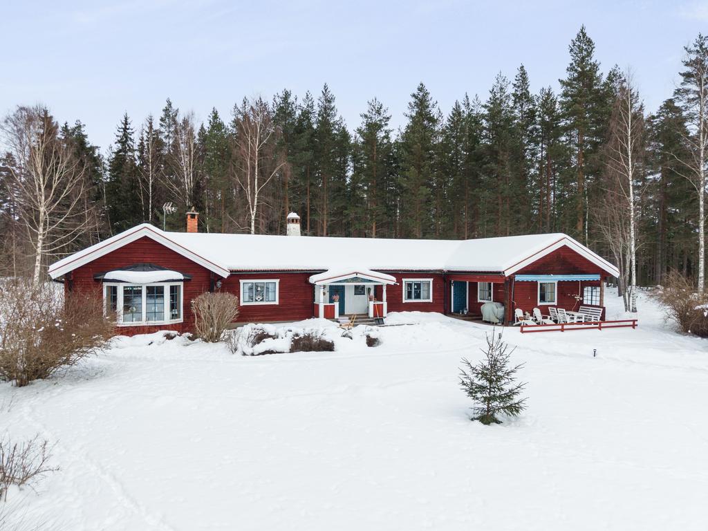 Här bor du i en varsamt bevarad gård med klassiskt, tidstypiskt yttre och ett fullt moderniserat och smakfullt inrett hem på insidan.