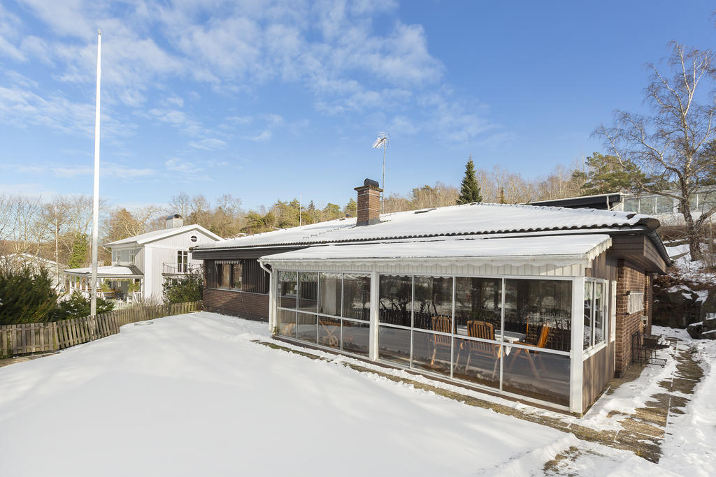 Härlig trädgård och inglasat uterum