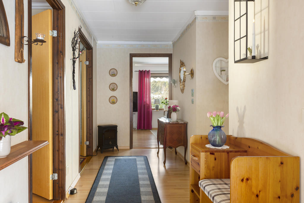 Välkomnade och möblerbar hall