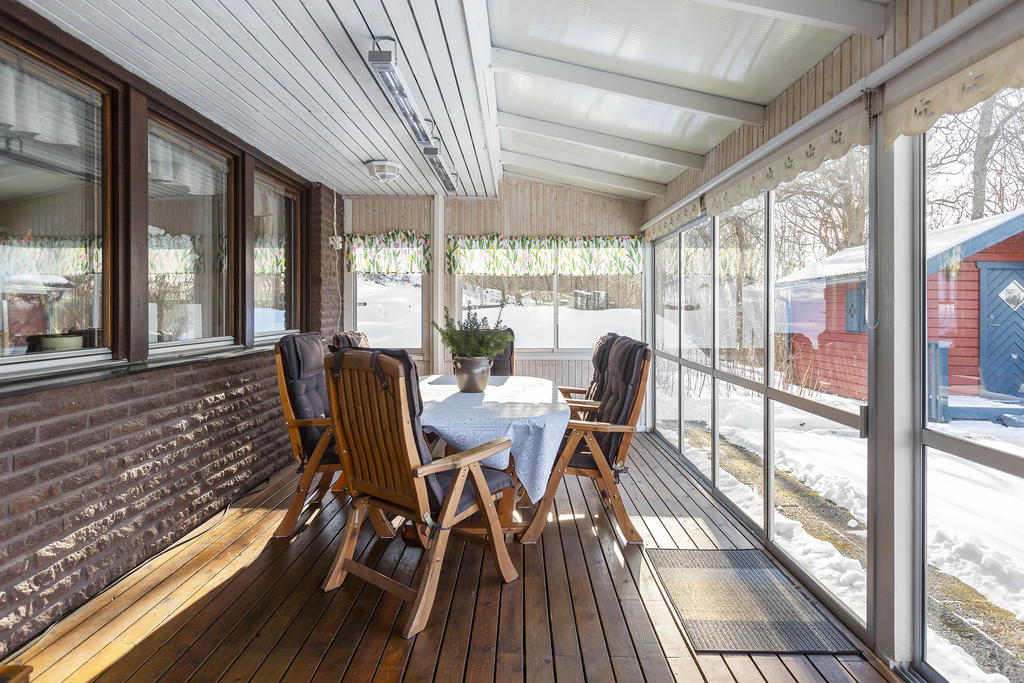 Med utgång till det inglasade uterummet med plats för matbord