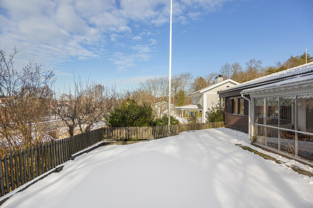 Trevlig trädgård med högt läge