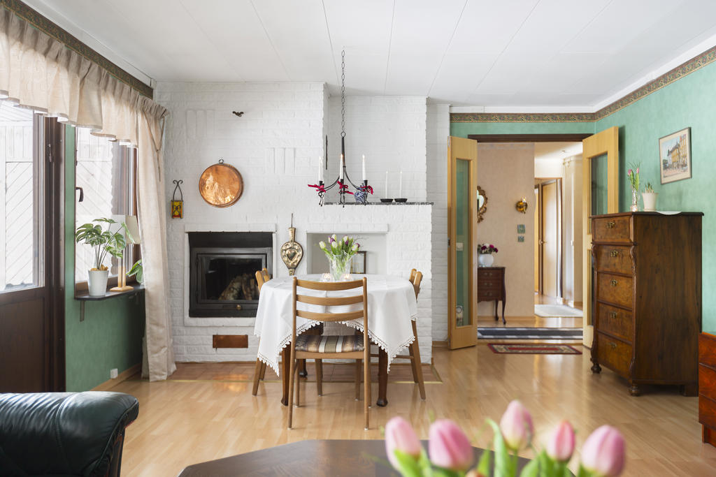 Även med plats för matbord och en öppen spis ger fin mysfaktor