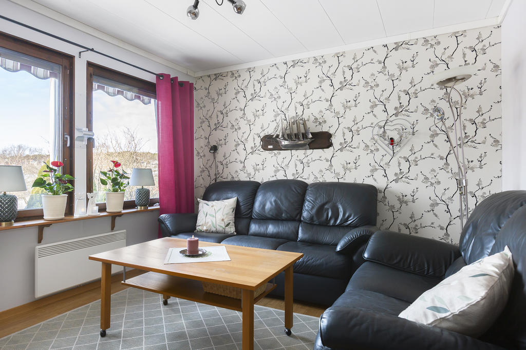 Sovrum ett med plats för säng och skrivbord