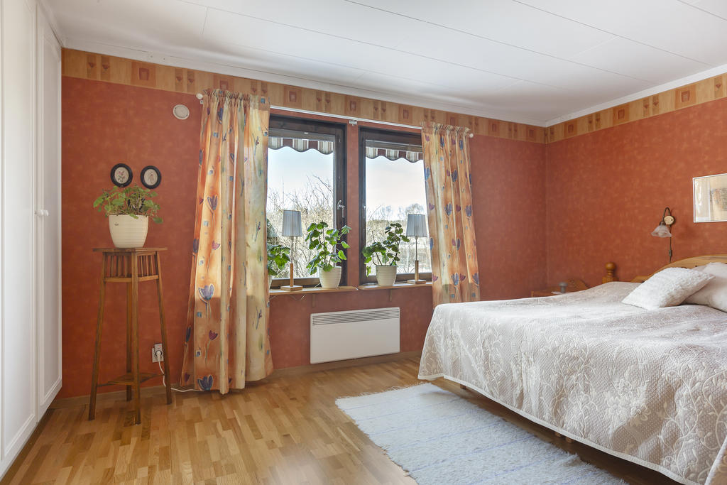 Sovrum två med plats för dubbelsäng