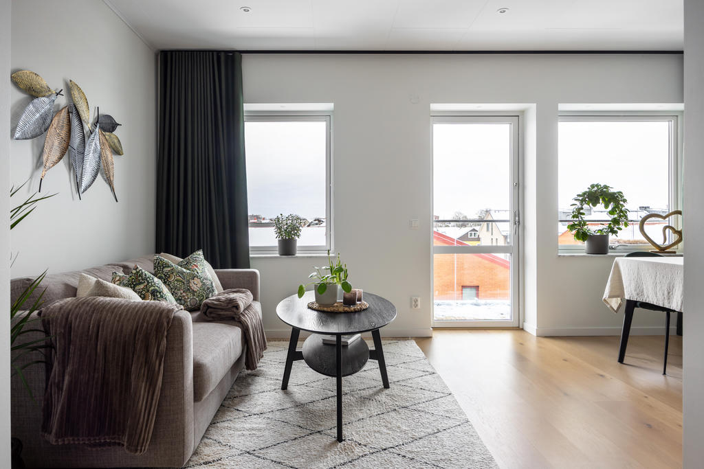 Vardagsrum med utgång till balkong