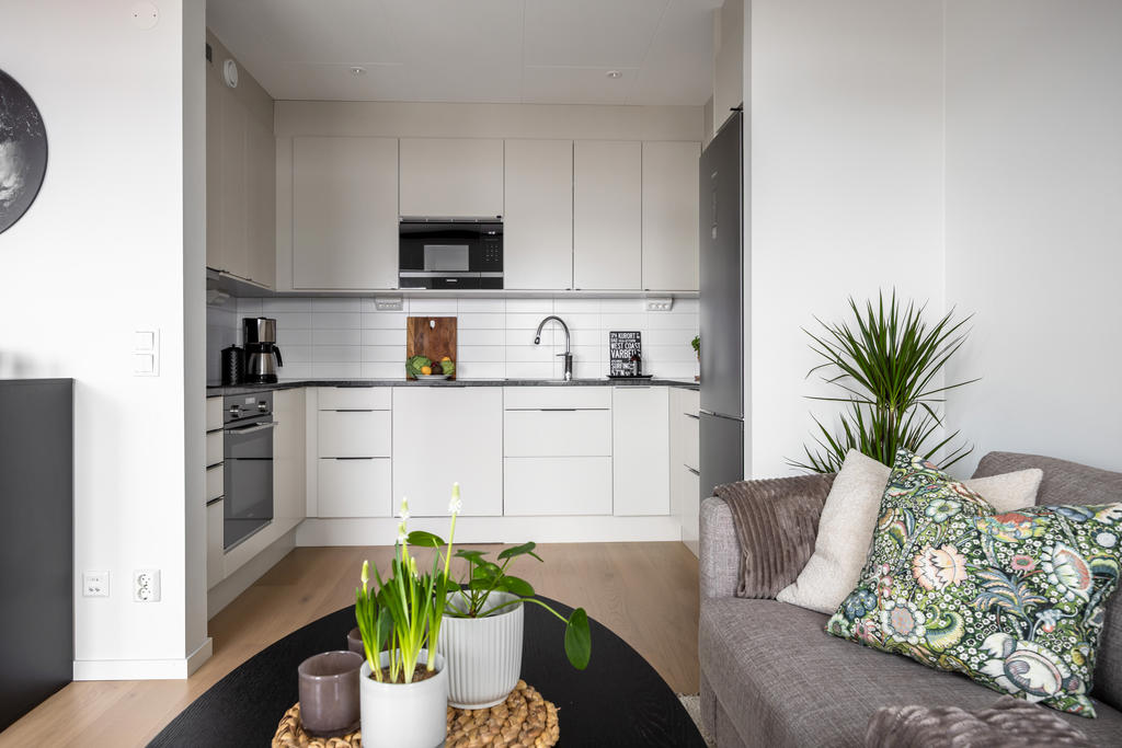 Praktiskt arbetskök i anslutning till vardagsrummet