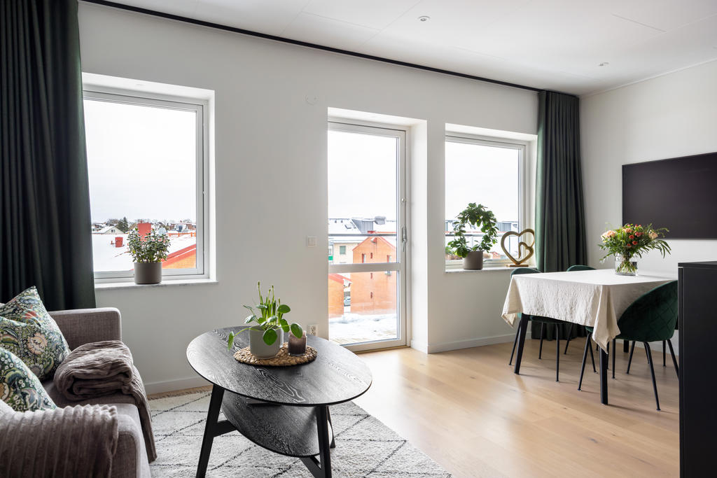 Vardagsrum med plats för både soffgrupp och matsalsbord