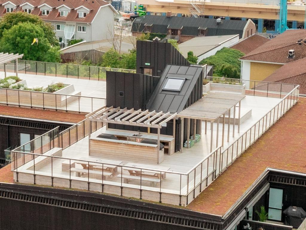 Säljarens sommarbild över uteköket på den gemensamma takterrassen