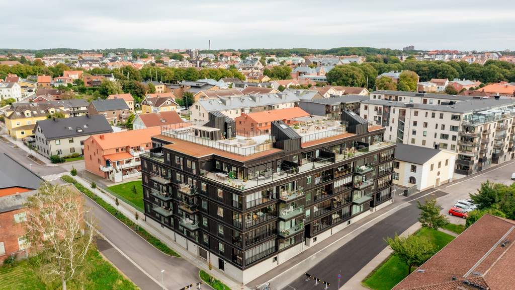 Säljarens sommarbild från 2024 över Brf Charleshill