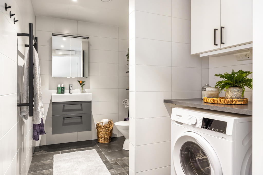 Helkaklat badrum med praktisk planlösning