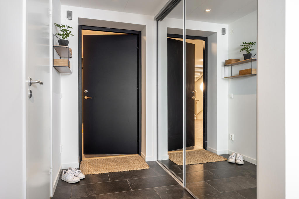 Hall med klinkergolv och rymliga skjutdörrsgarderober