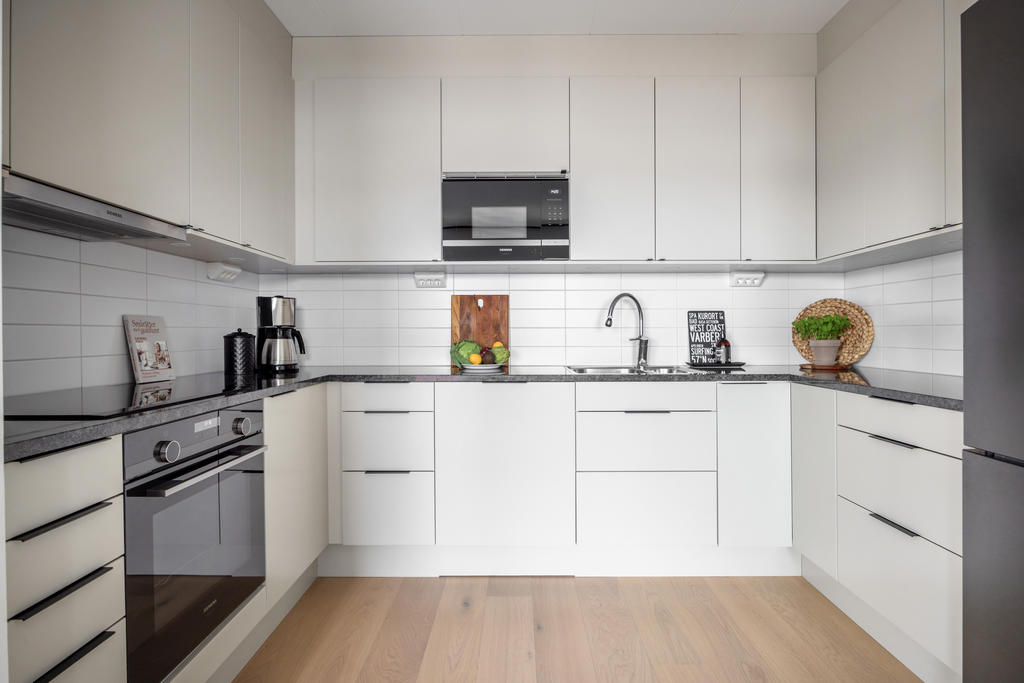 Kök med gott om skåp och bänkyta