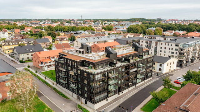 Säljarens sommarbild från 2024 över Brf Charleshill