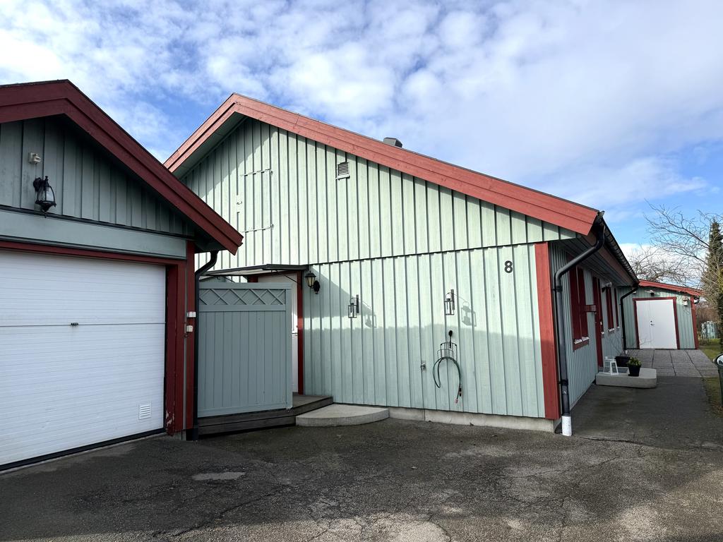 Egen uppfart och fristående garage. 