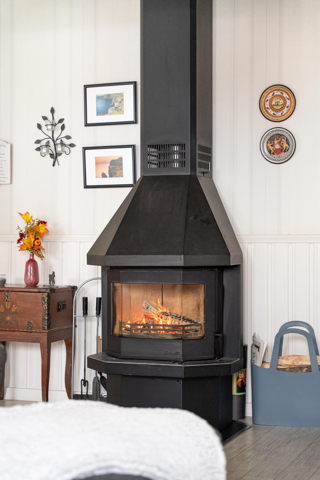 En mysig braskamin i allrummet.