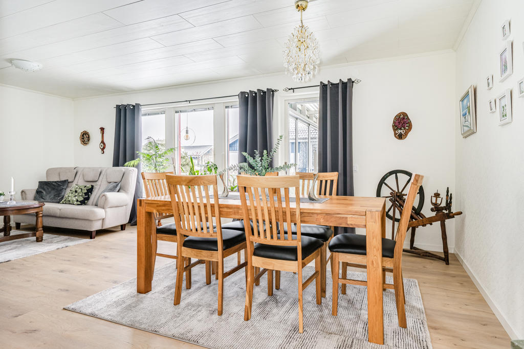 Rymligt vardagsrum som rymmer både matplats och soffhörna. Utgång till altan samt ett uterum. 