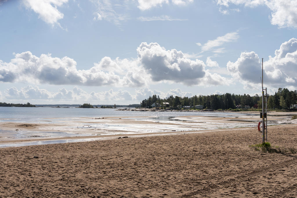 Vita Sannar strand, en populär och trevlig badstrand.