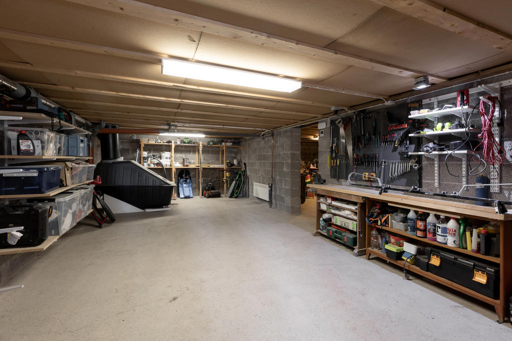 Stor källare med gott om förvaring.