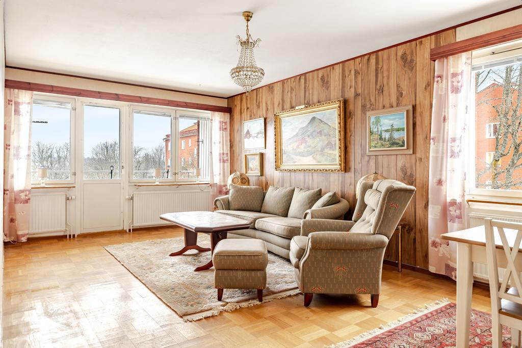 Vardagsrum med utgång till balkong i söderläge