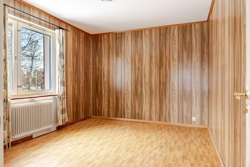 Sovrum 1 i anslutning till vardagsrummet med två inbyggda garderober