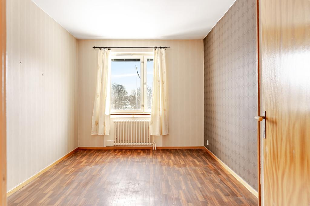 Sovrum 2 med en garderob i anslutning till den inre hallen med klädkammare