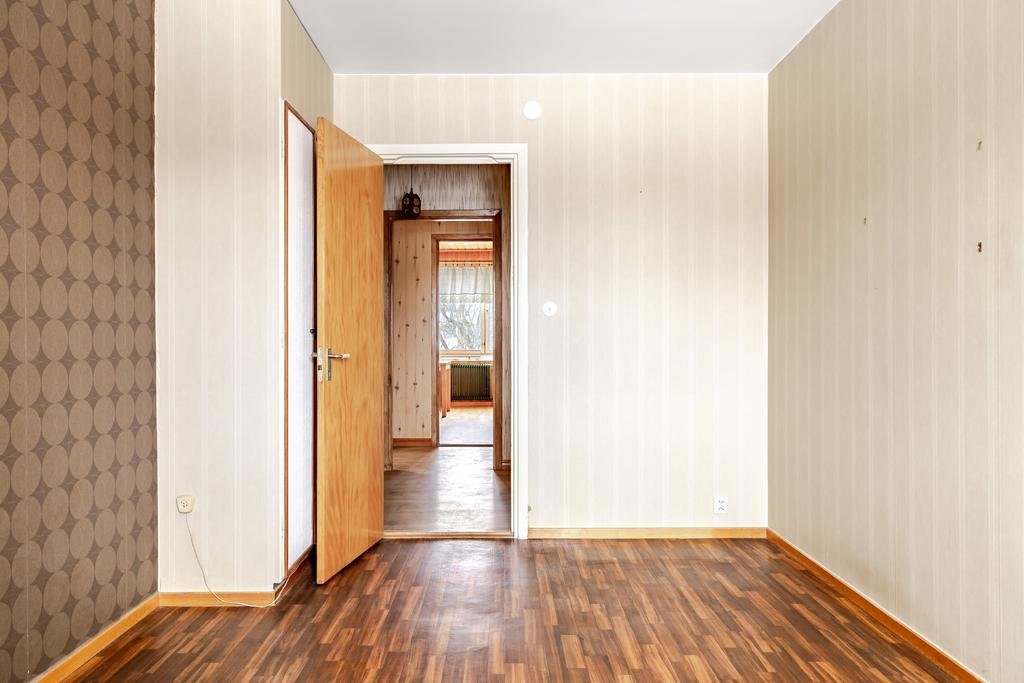 Sovrum 2 med vy mot köket.