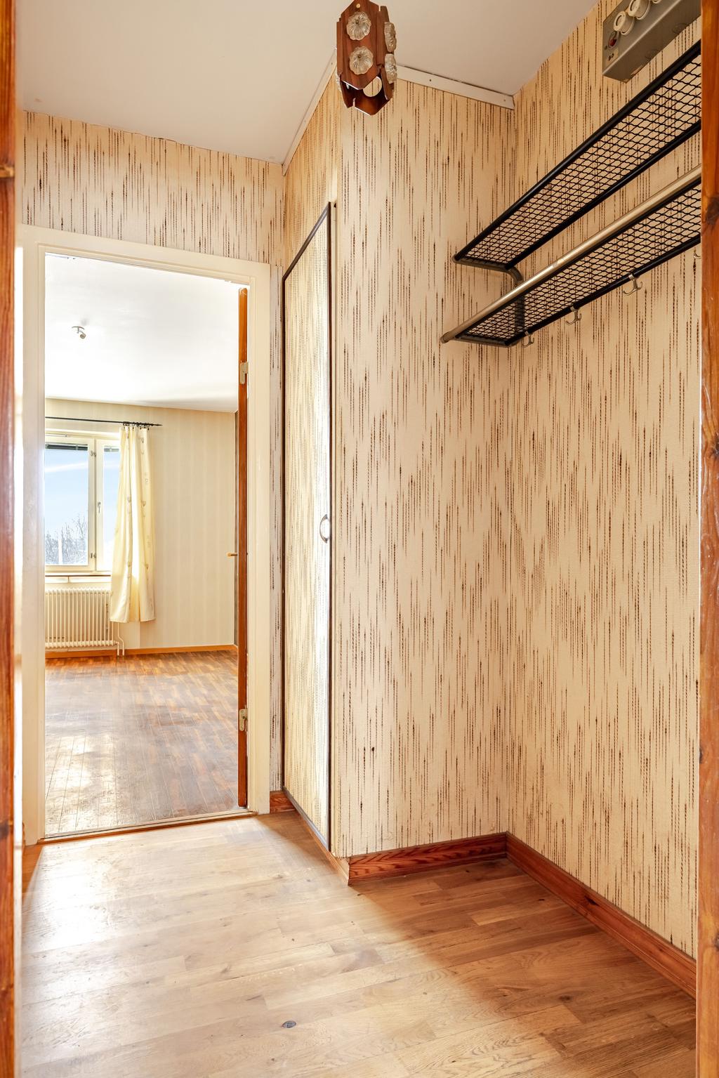 Inre hallen med städskåp och klädkammare