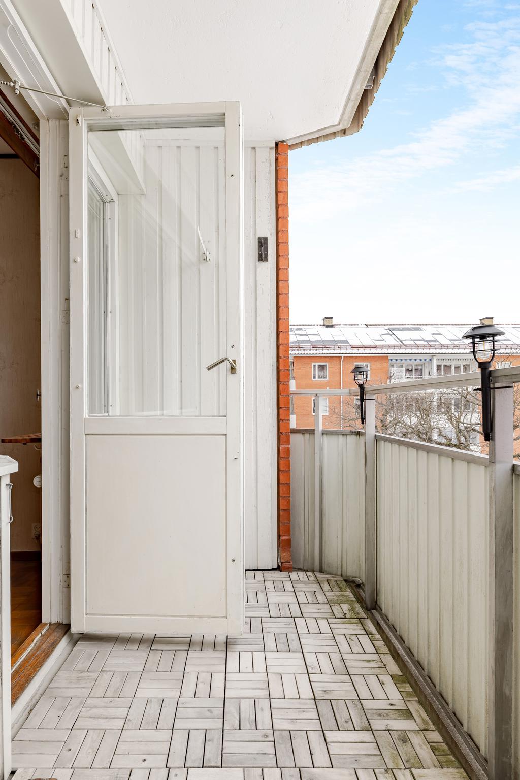 Balkong mot innergård i sydostläge