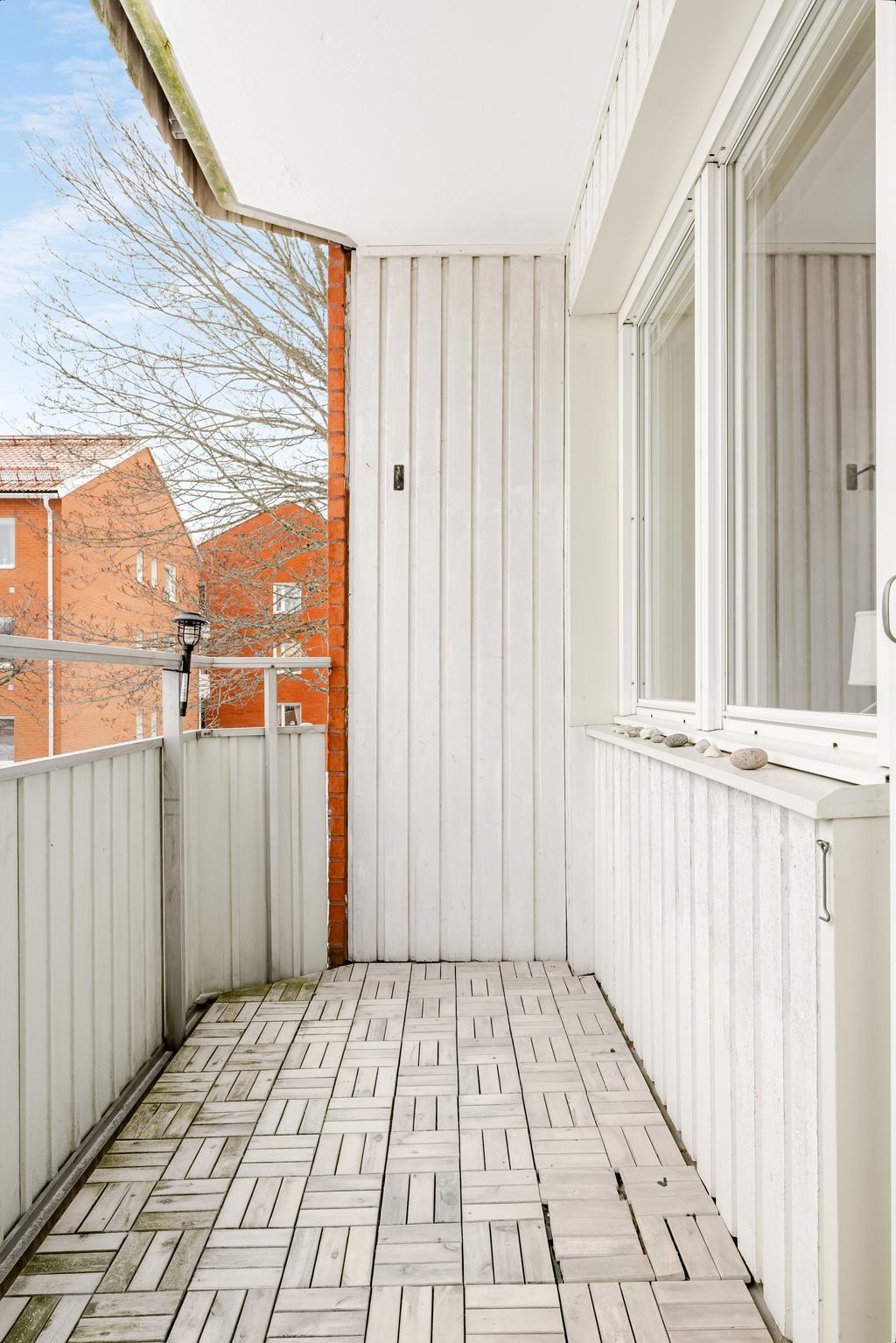 Balkong mot innergård i sydostläge