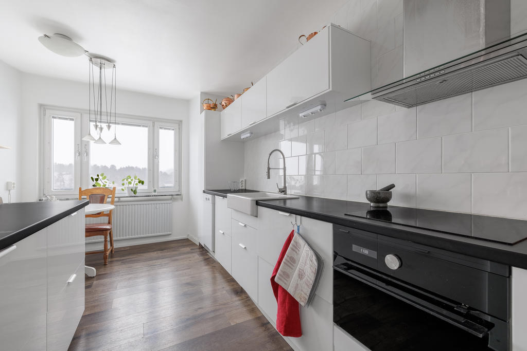 Ljust och fräscht kök med fin utsikt