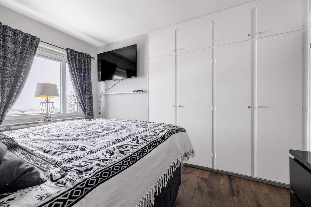 Sovrum 1 med gott om garderober