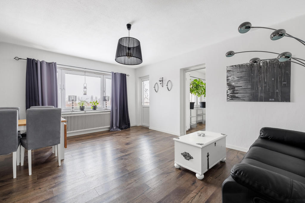 Vardagsrum med utgång till balkongen