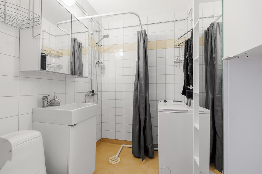 Badrum med tvättmaskin