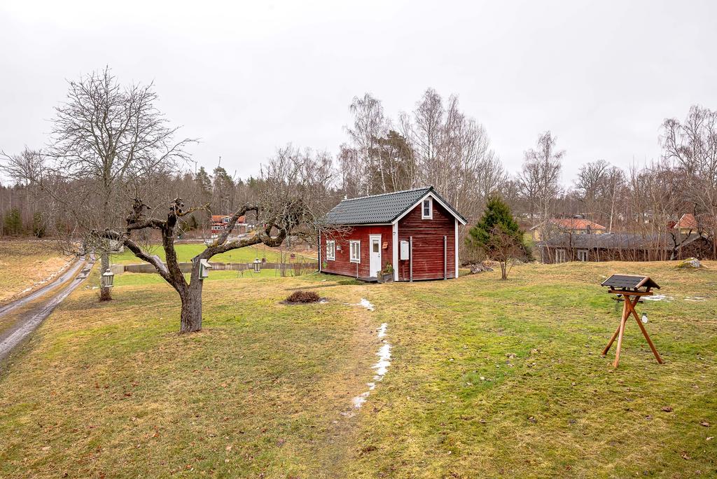 Gäststuga med kök, rum och duschrum/toalett