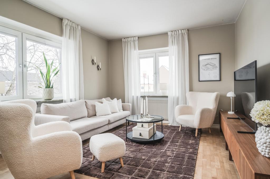 Vardagsrum med hörnläge och härligt ljussinsläpp!