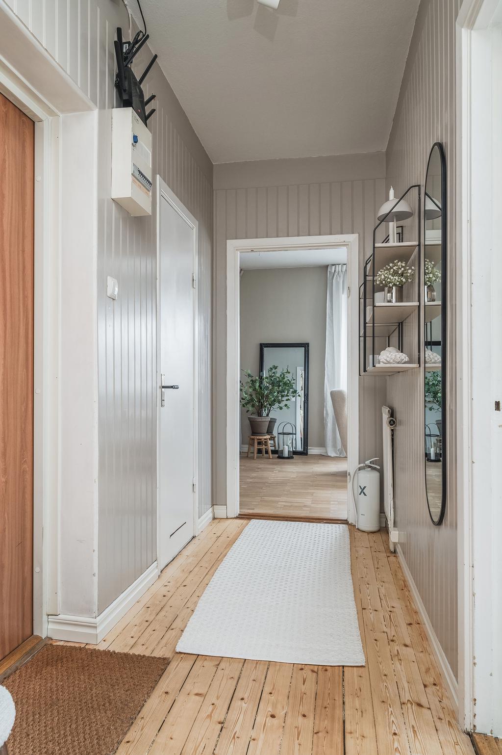 Vy från köket mot vardagsrummet