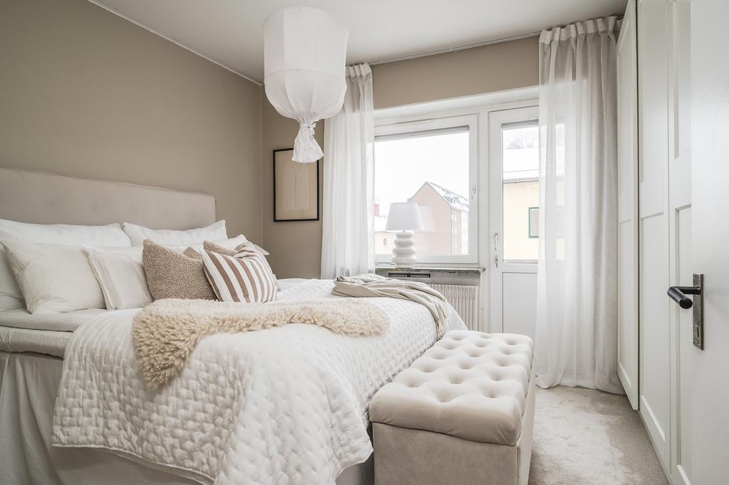 Sovrum med utgång till balkongen