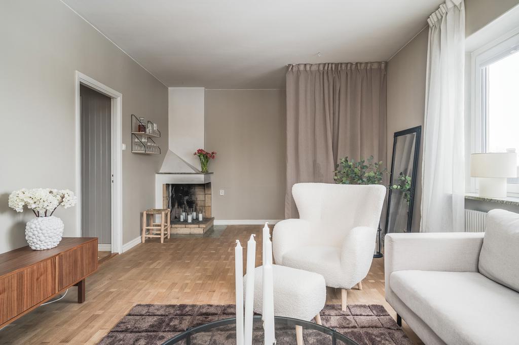 Stort vardagsrum med öppen spis