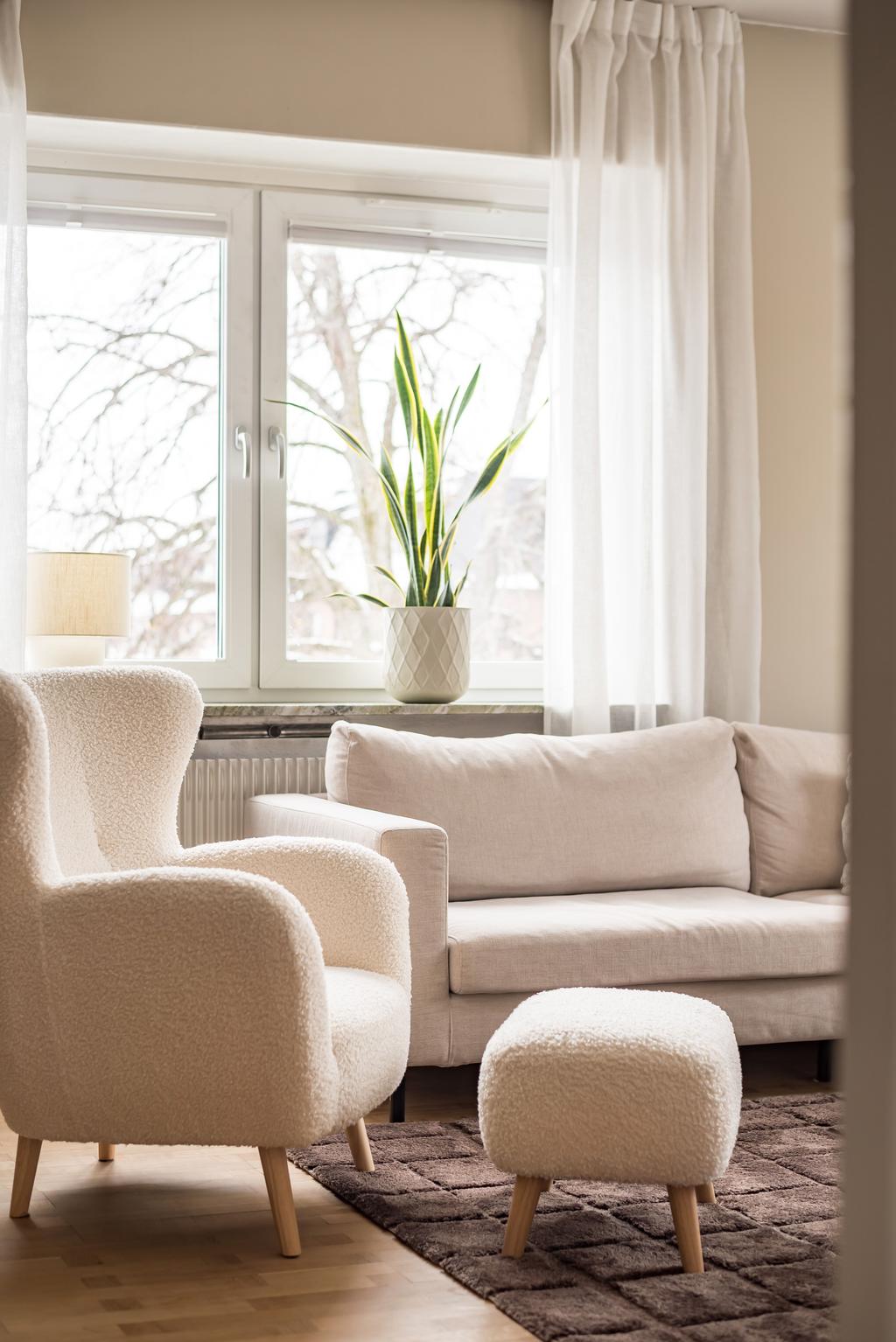 Underbart ljusinsläpp genom stora fönster!