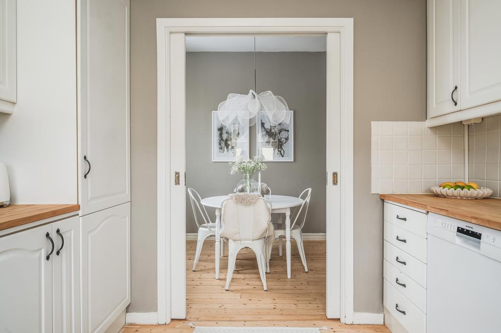 Underbara skjutdörrar mellan kök och matplats!