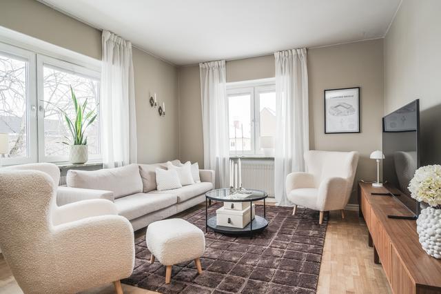 Vardagsrum med hörnläge och härligt ljussinsläpp!