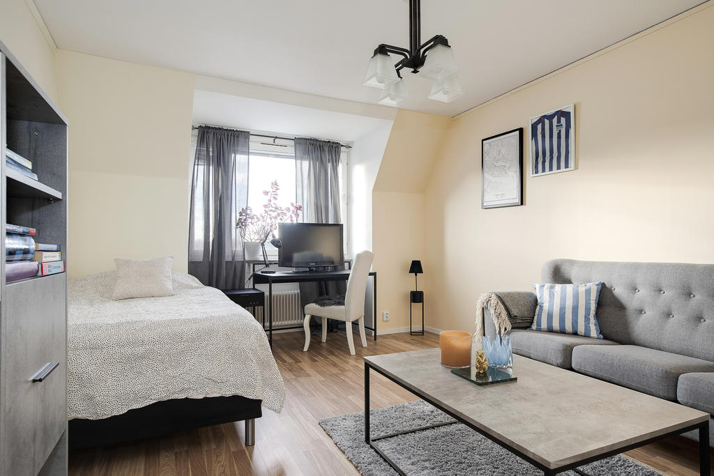 Gott om plats för både soffa, säng och arbetsplats