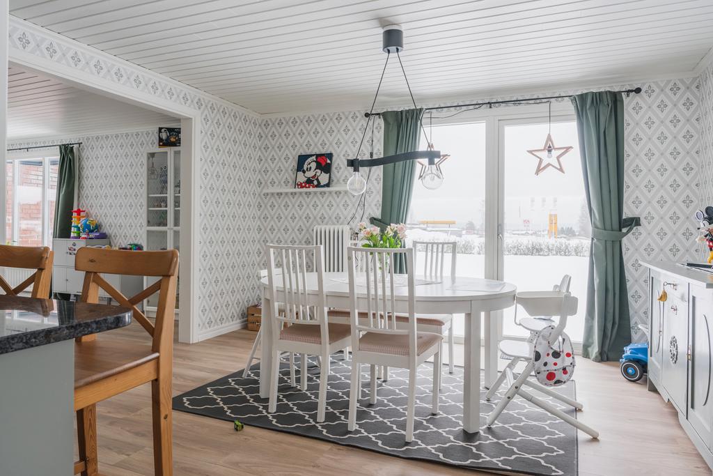 Matrummet har stora fönsterpartier och utgång till trädgården